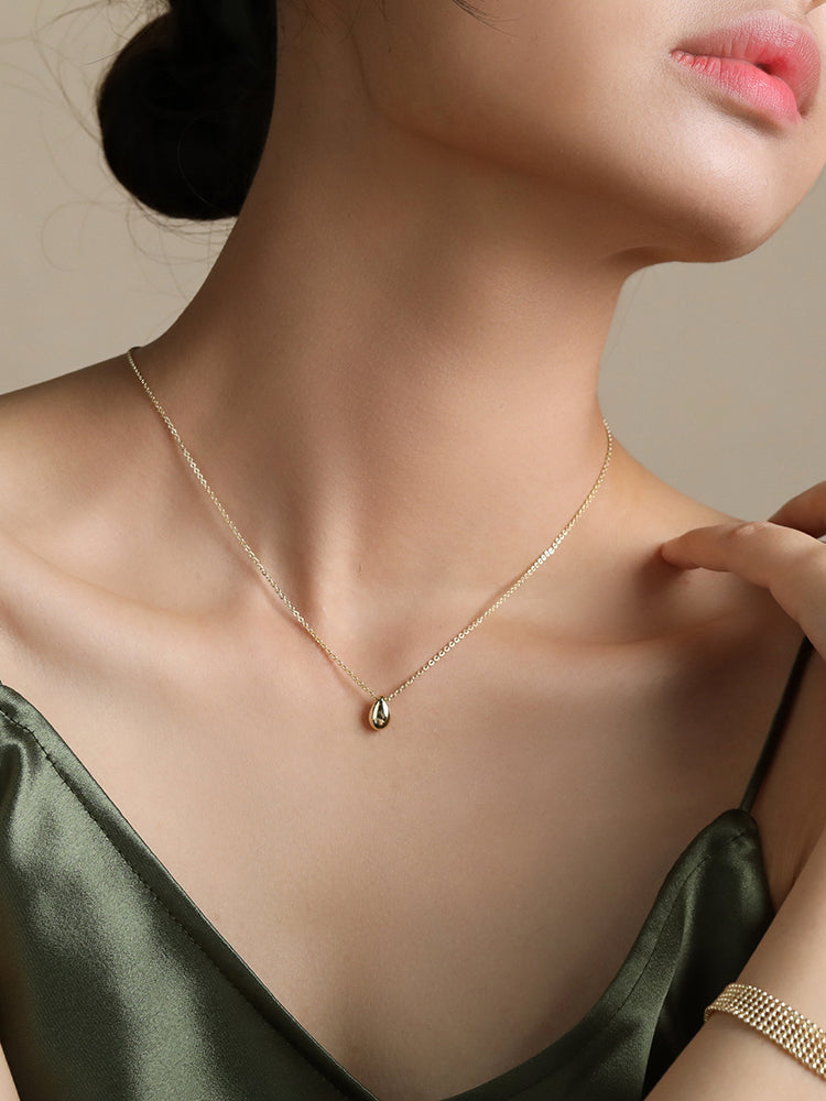 A drop necklace for everyday wear