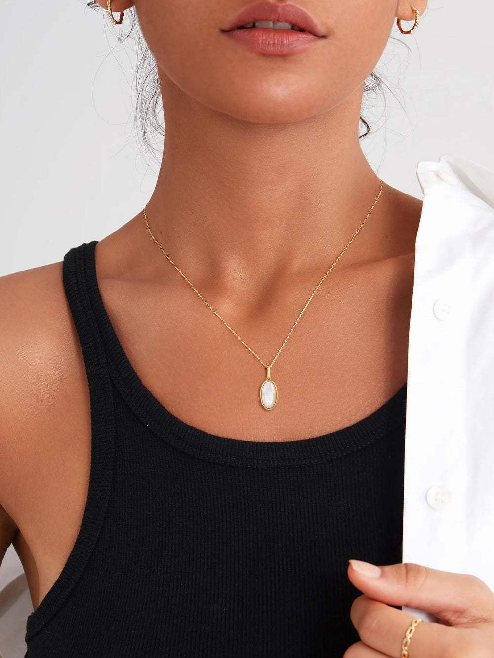 Mother of Pearl Oval Pendant Necklace