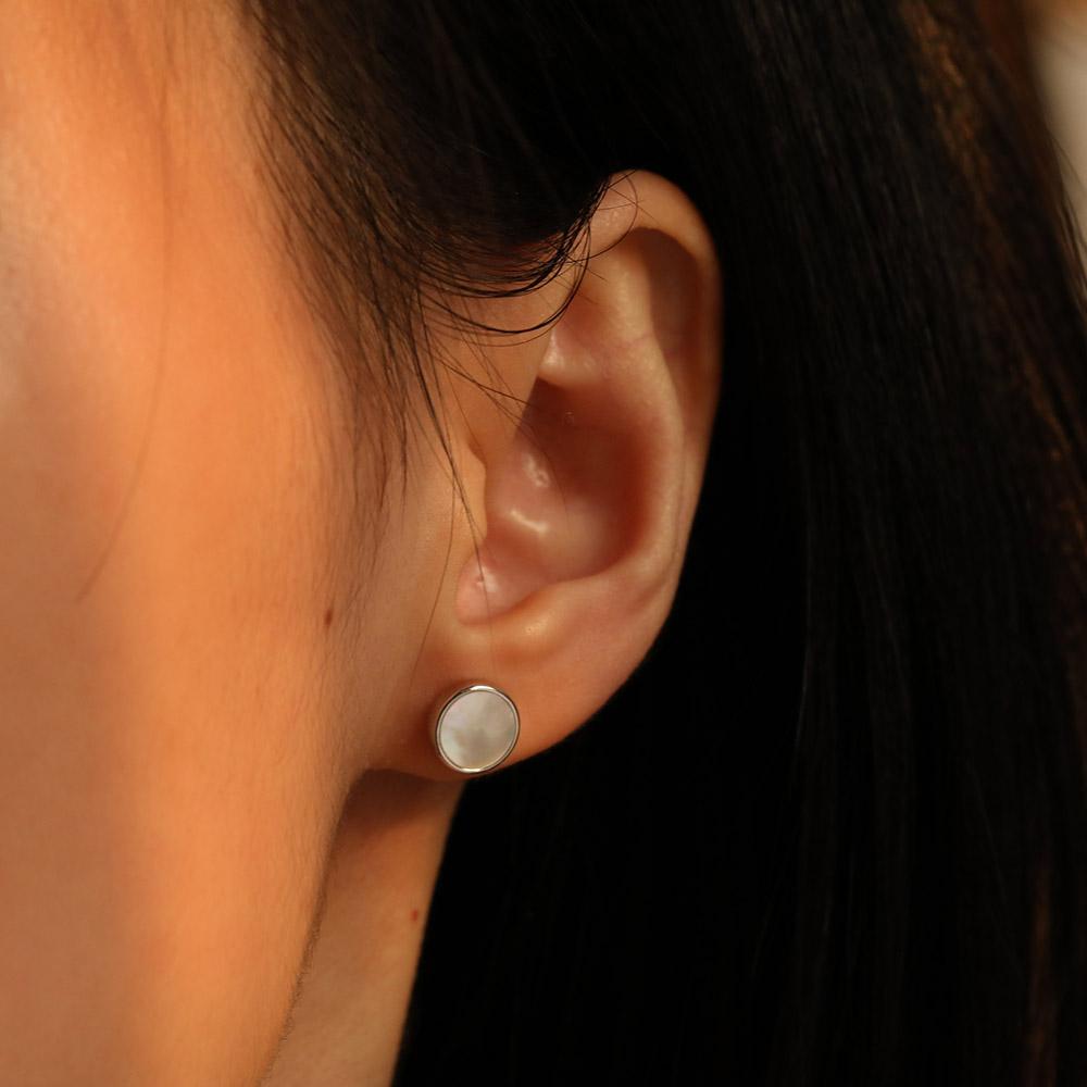Minimal Mother of Pearl Round Stud Earrings for women
